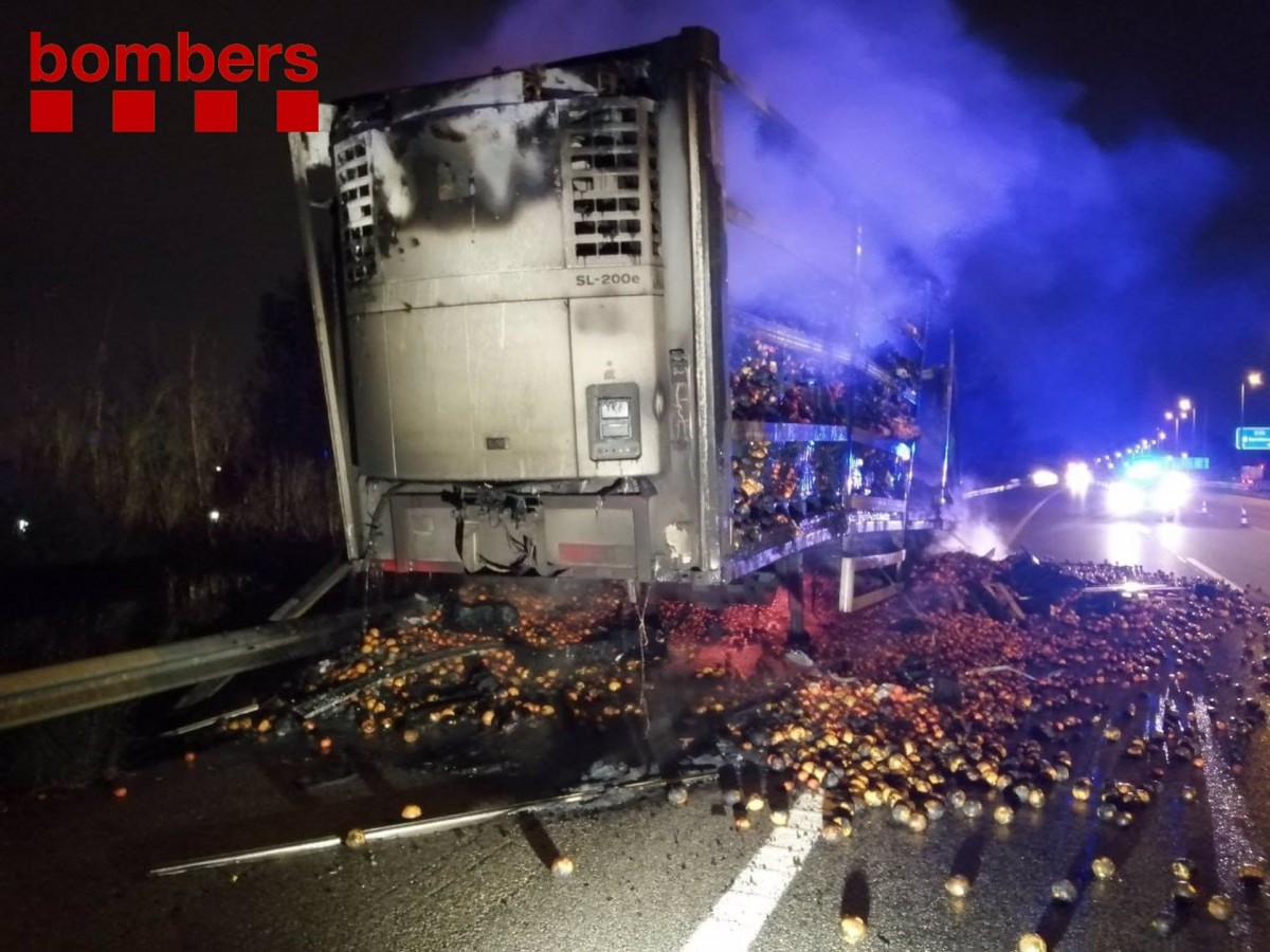 El camió, incendiat a l'AP-7