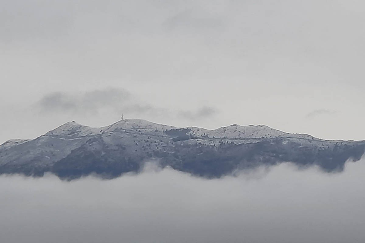 Primera nevada de l'any 2022 al cim del Montseny