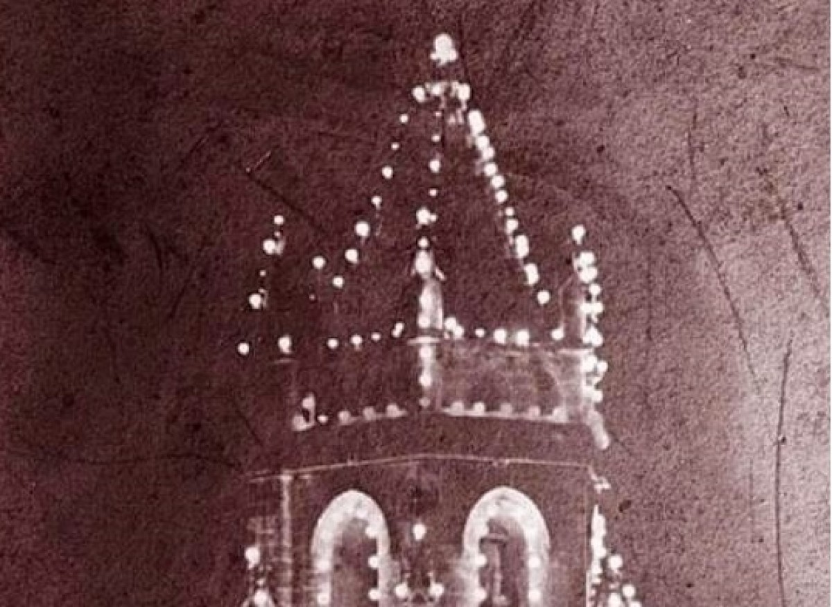 Detall de la part superior del Campanar, il·luminada per llums de gas, el 1910