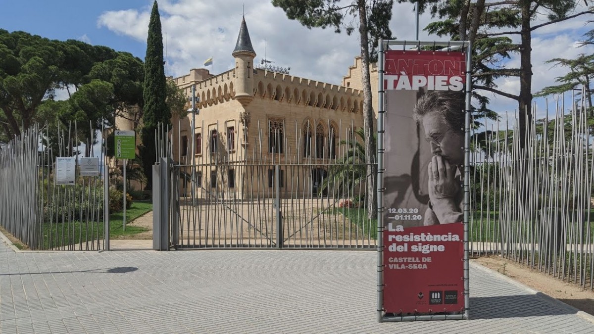 L'exposició repassa la trajectòria de Tàpies
