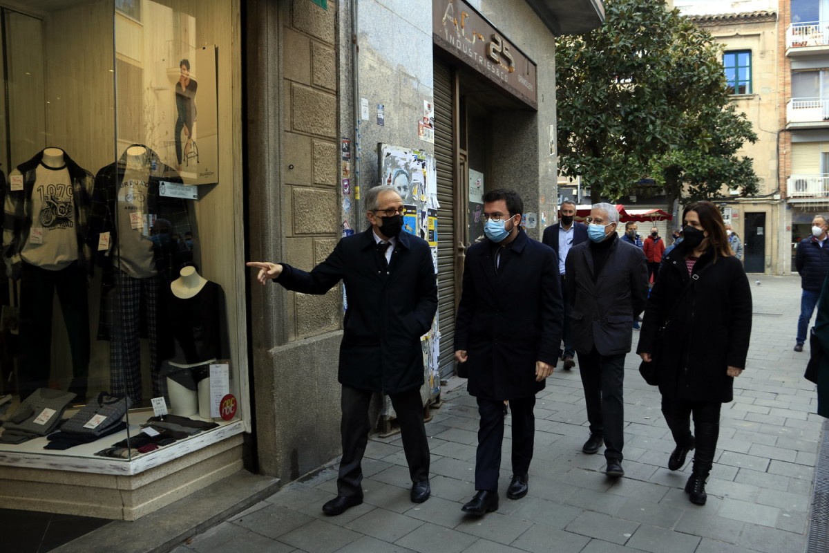 El president de la Generalitat, Pere Aragonès, visitant botigues de Granollers amb l'alcalde, Josep Mayoral 