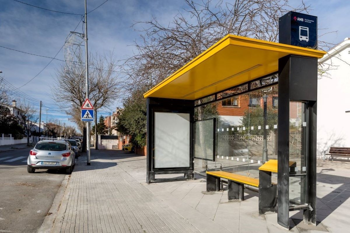 Nova parada de bus a l'avinguda Argentina – plaça Universal.