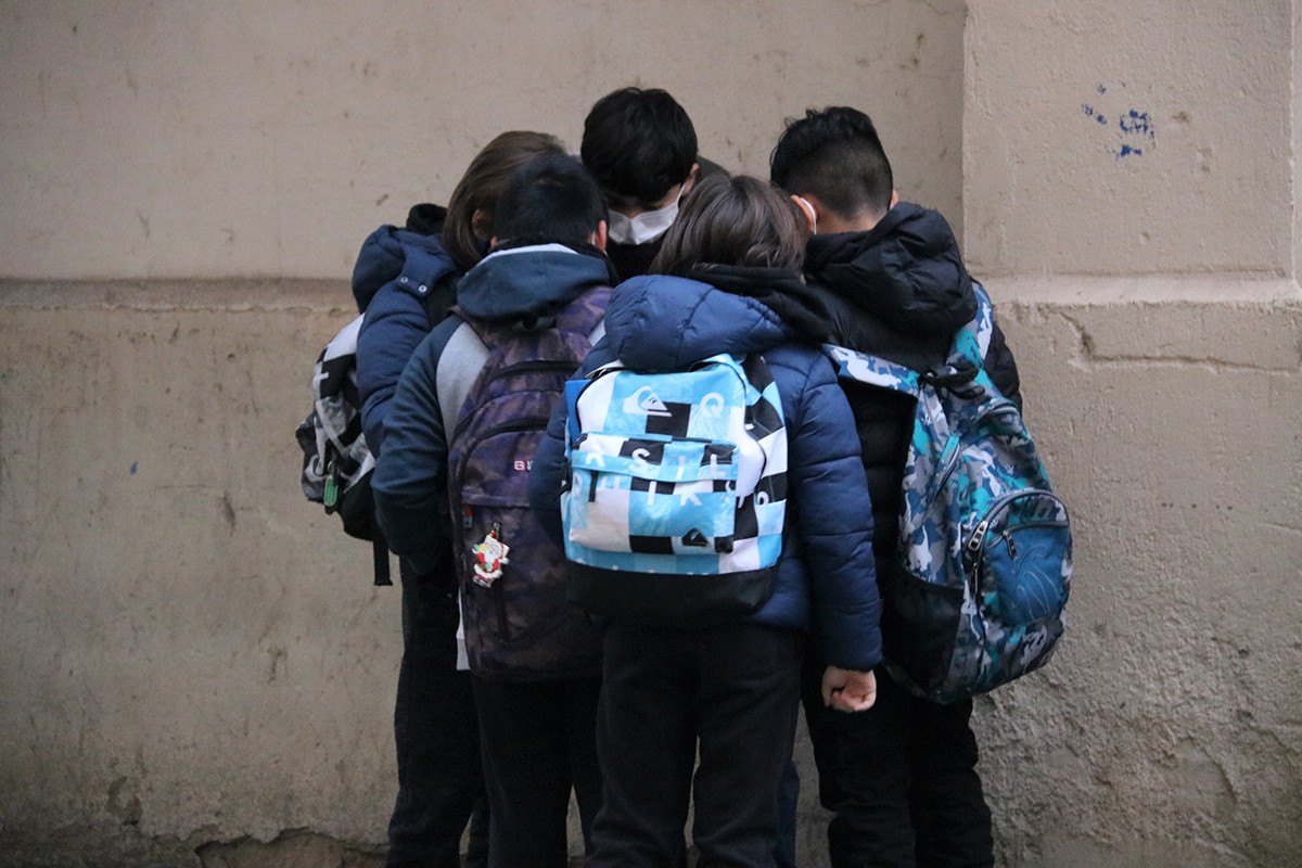 Un grup de nens a la sortida de l’escola