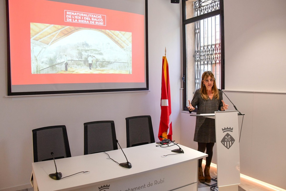 L'alcaldessa de Rubí, Ana María Martínez, durant la presentació del projecte.