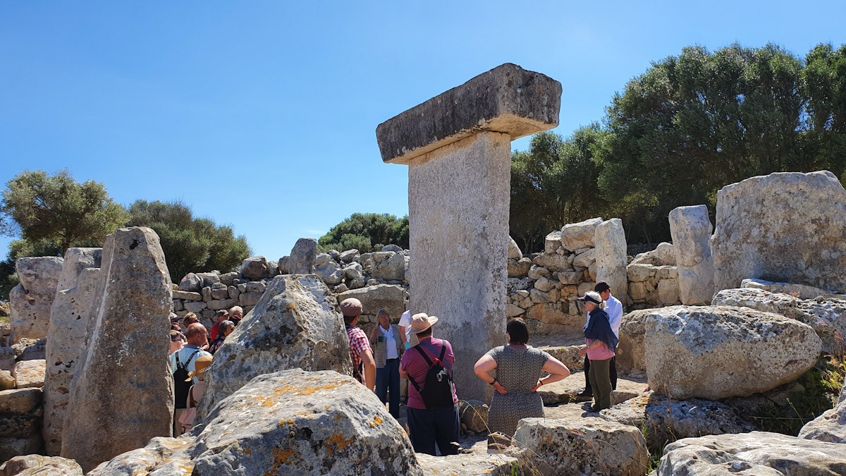 Els poblats talaiòtics com els de Menorca eren construïts en llocs elevats per facilitar-ne la defensa i exercir la vigilància del territori. 
