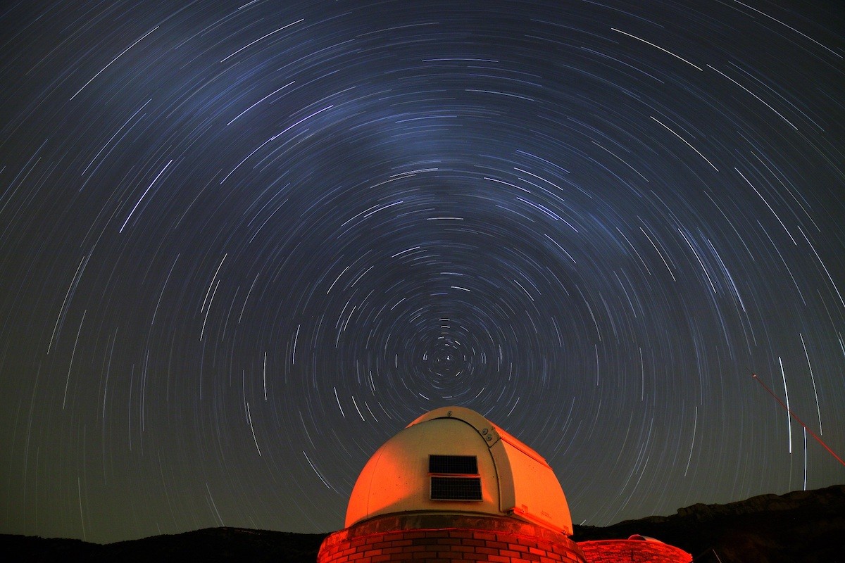 Vista nocturna de la zona parc de telescopis del Parc Astronòmic