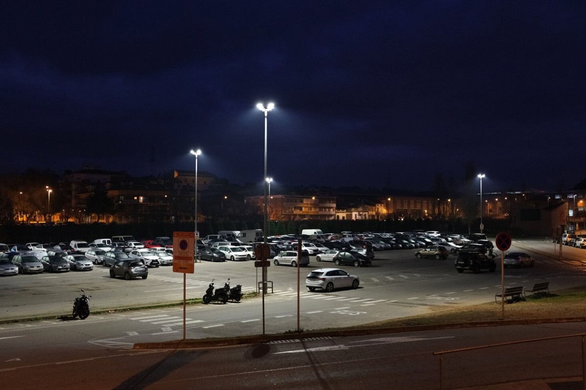 L'aparcamernt de l'Escardívol, il·luminat per les noves llums LED.