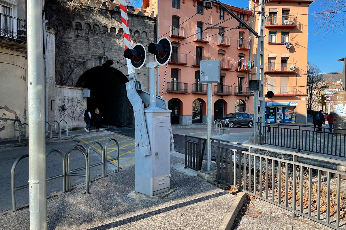 El tren, una de les infraestructures més afectades pel trànsit al Pirineu, al seu pas per Ripoll.