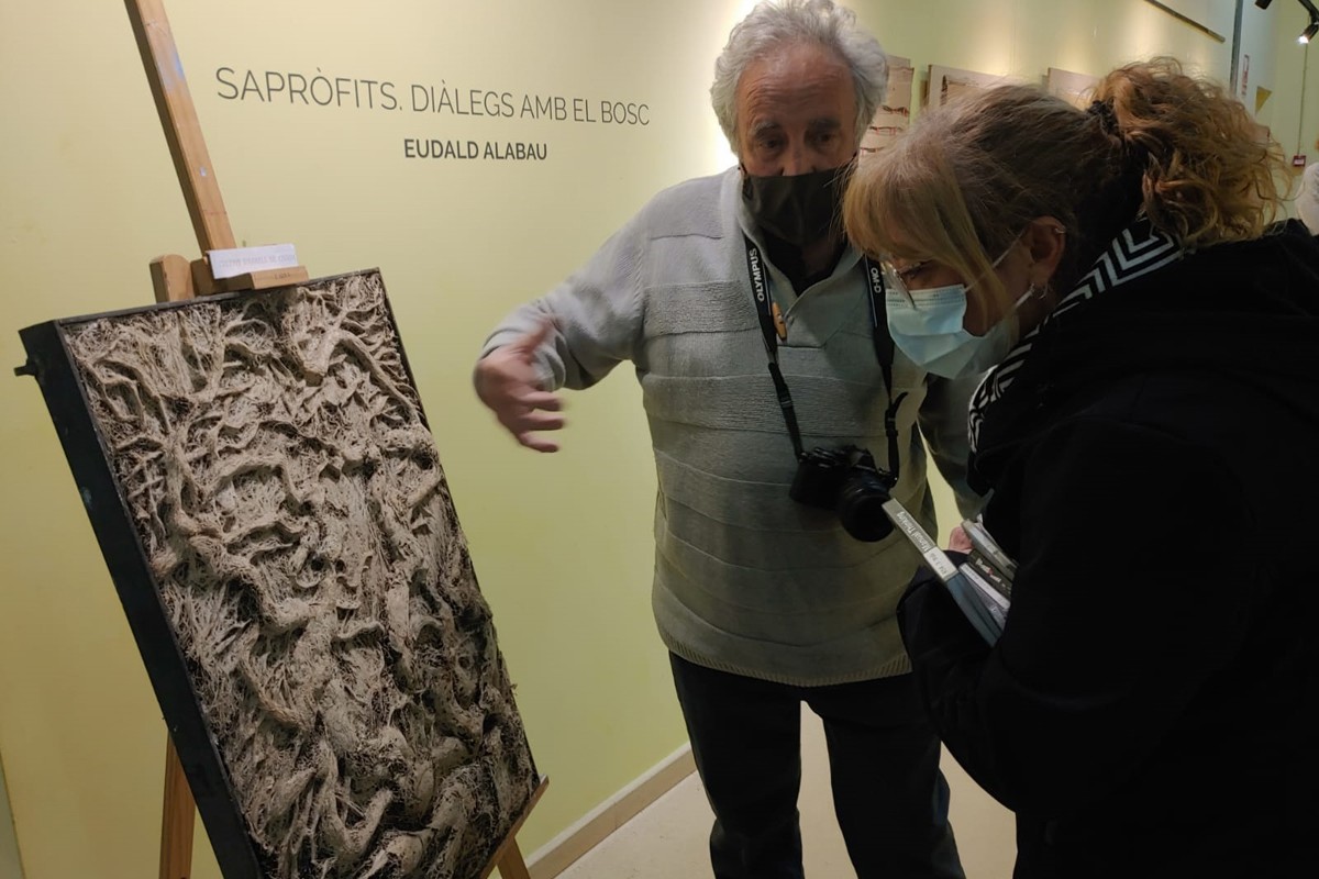 Eudald Alabau explica una de les seves obres durant la inauguració de l'exposició aquest dijous a Artés