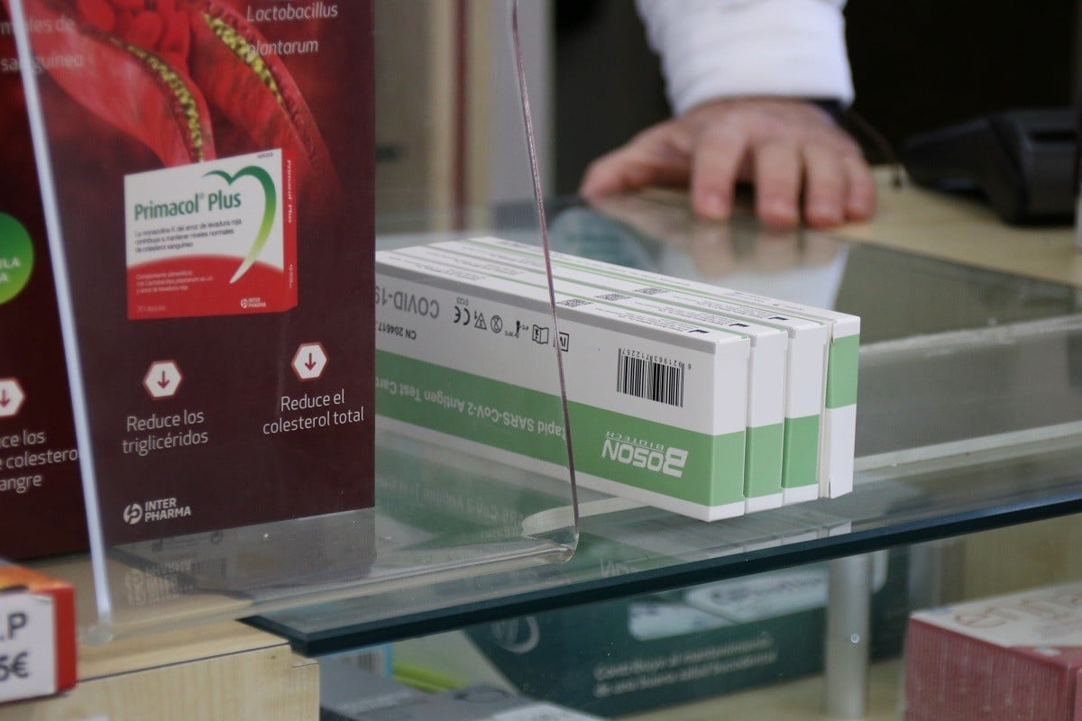 Quatre tests d'antígens en una farmàcia