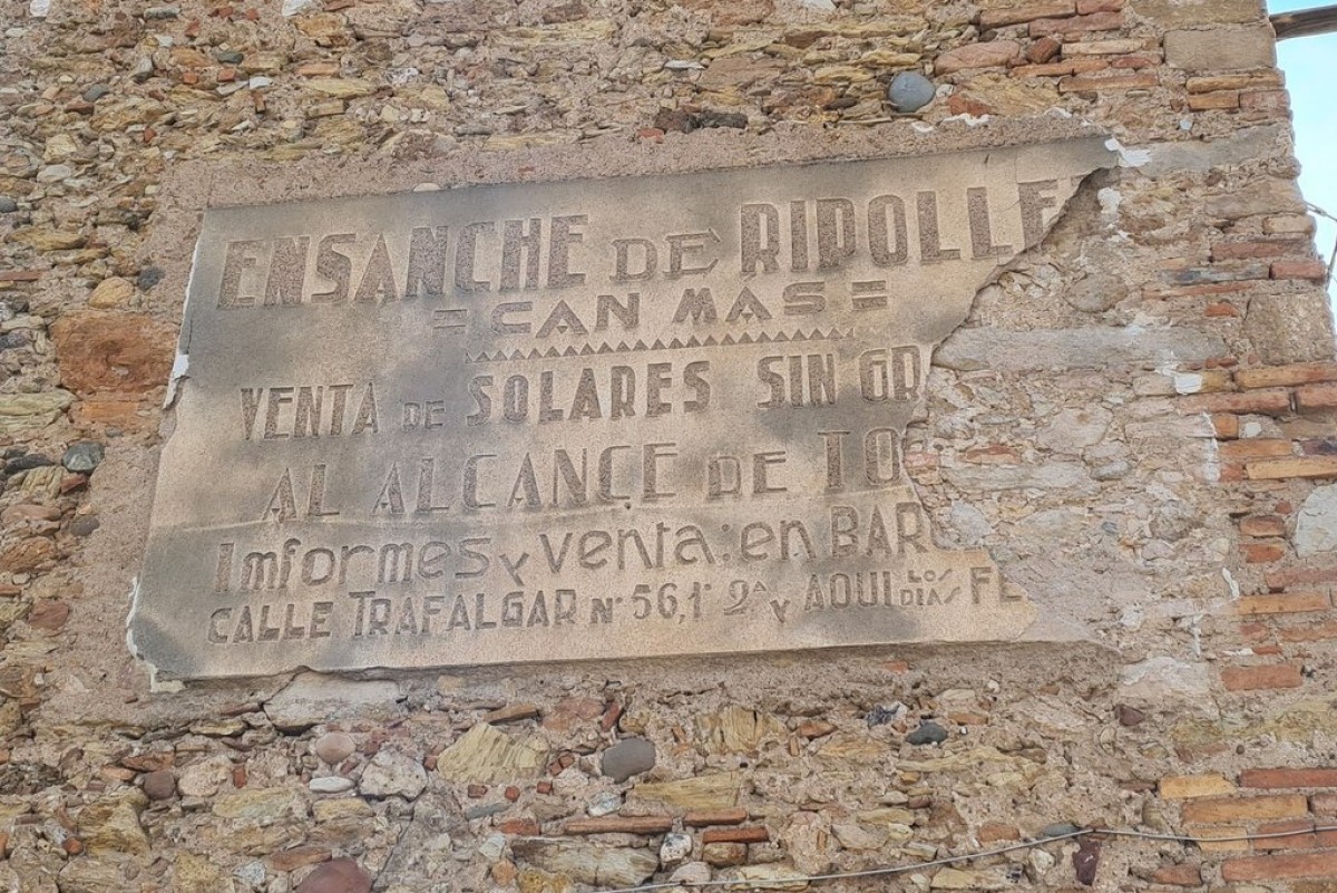 La placa històrica de la masia de Can Mas que passarà a ser patrimoni històric