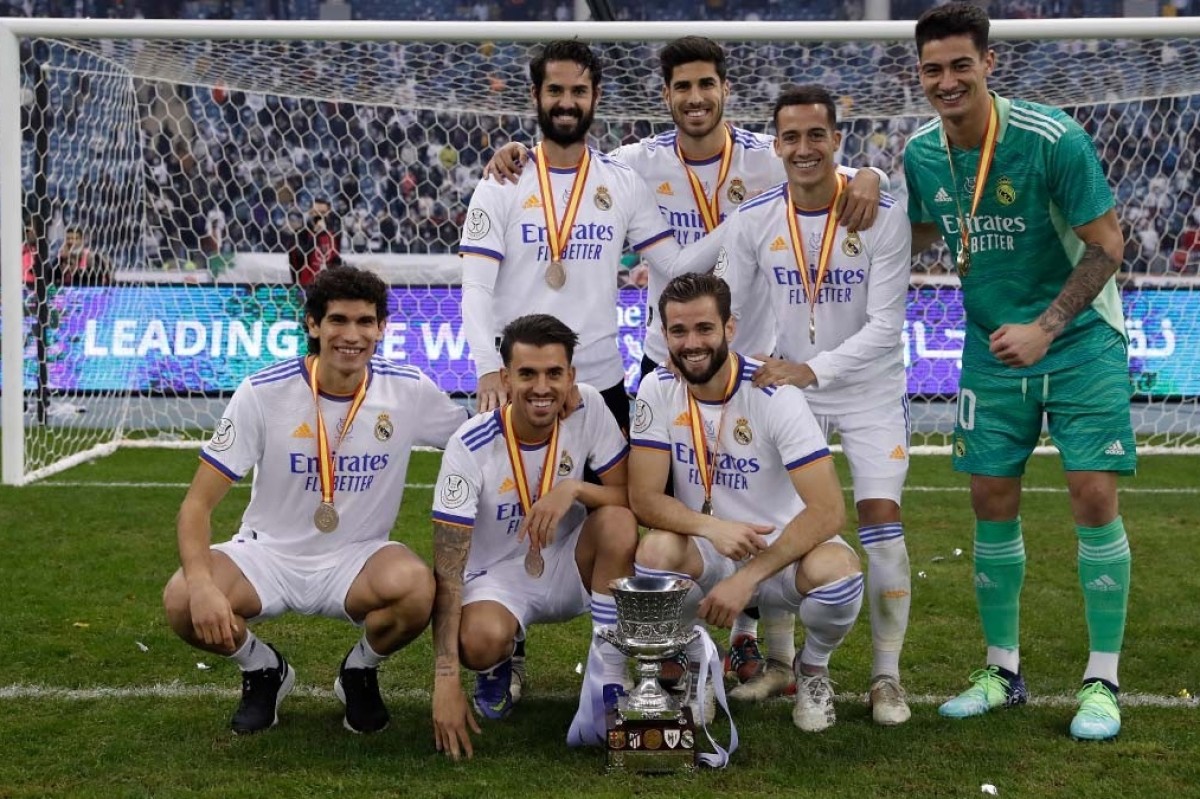 Toni Fuidias, a la dreta de la imatge, celebra el triomf de la Supercopa d'Espanya amb els seus companys del Reial Madrid