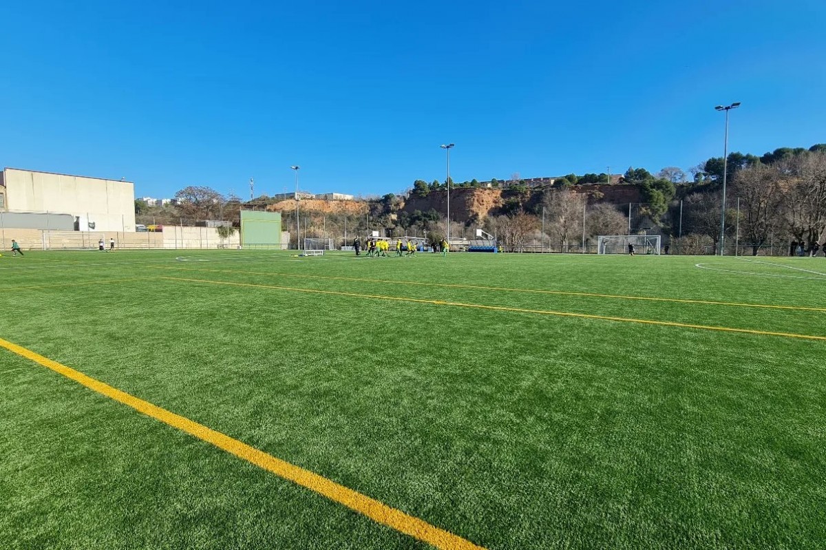 El camp de futbol de Sant Oleguer amb la gespa renovada