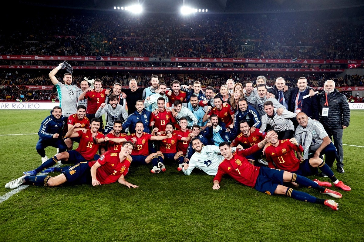 La selecció espanyola, celebrant la classificació pel Mundial de Qatar