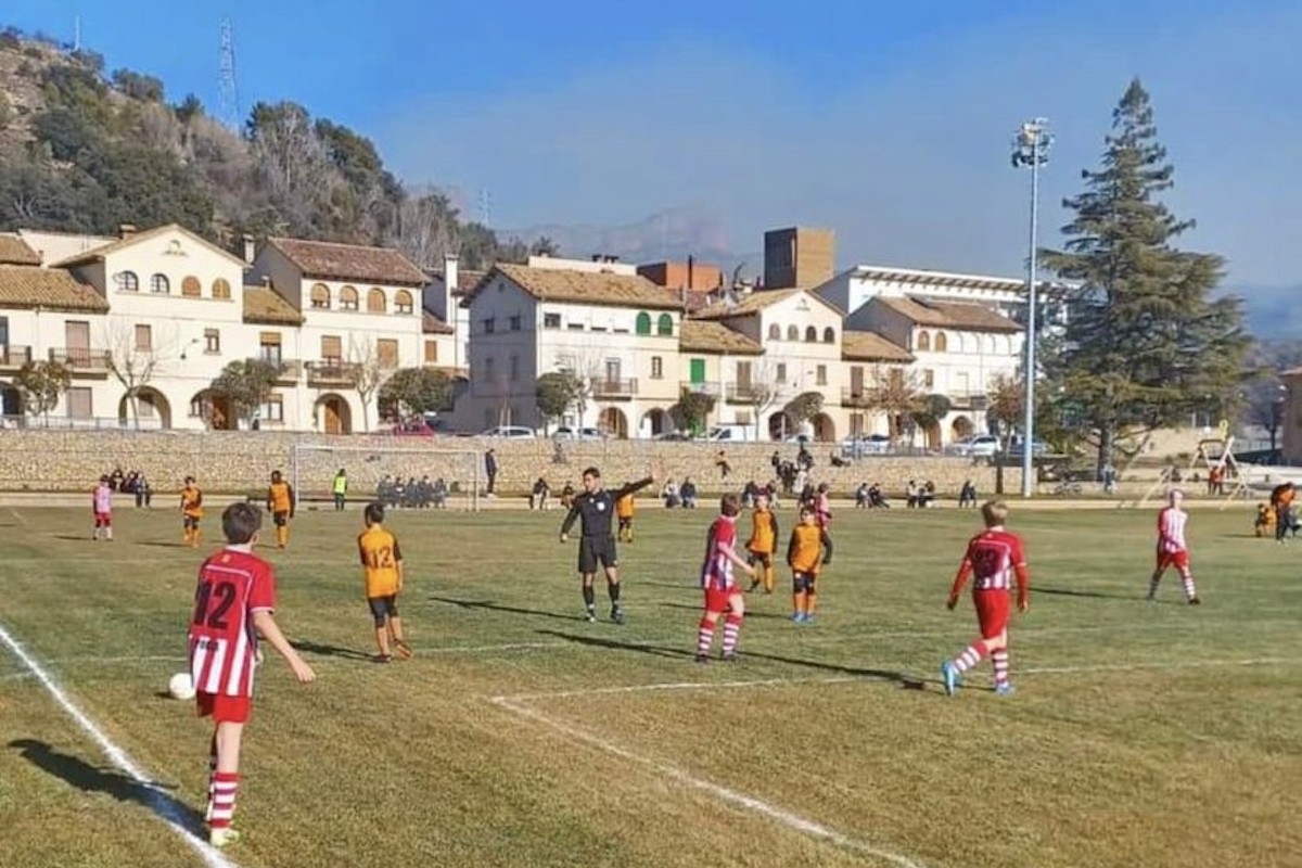 El nou terreny de joc substitueix el mític camp de terra de les Escoles