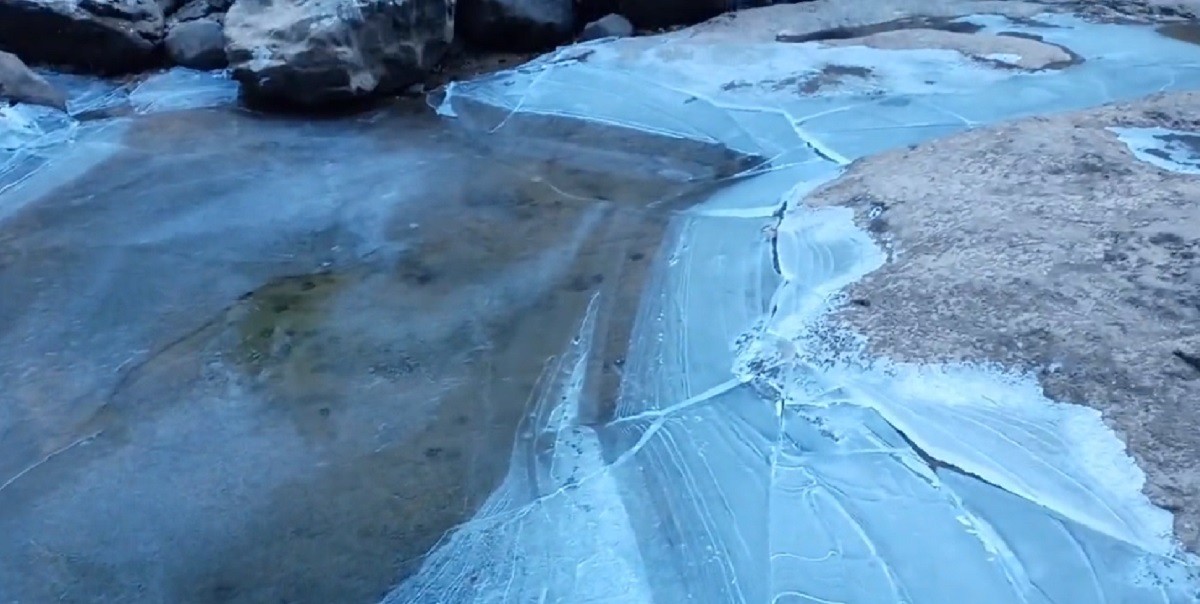 Una espessa capa de gel al riu Matarranya.