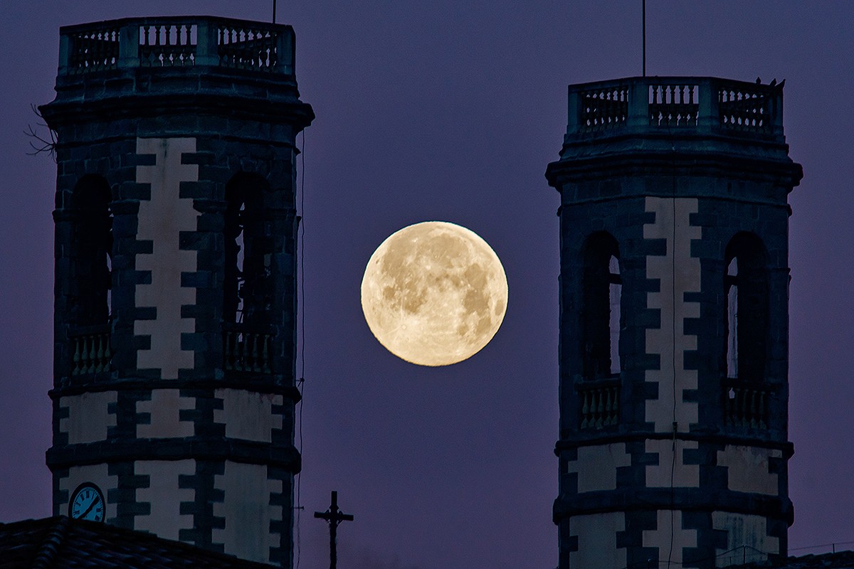 La primera Lluna plena del 2022, a Osona, vista des d'Olost
