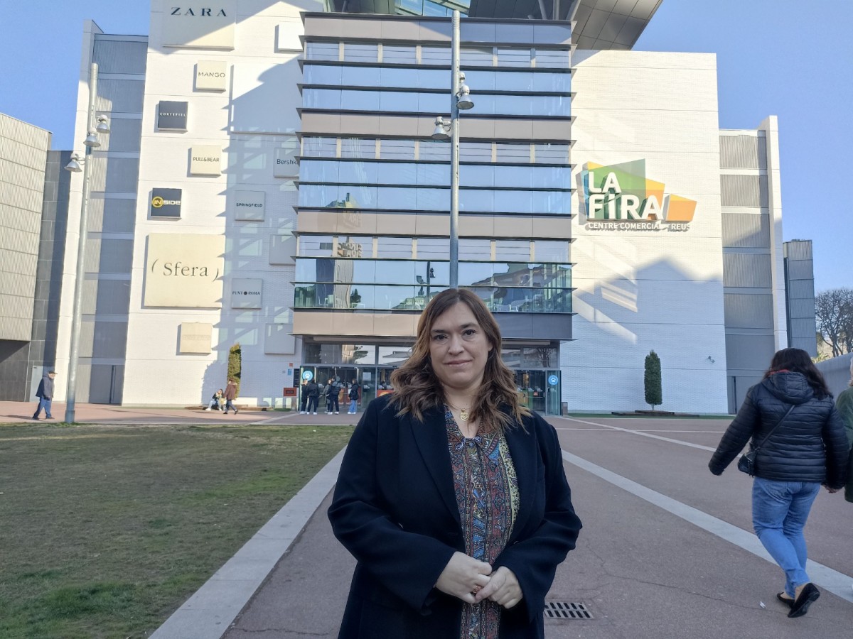 La nova gerent de La Fira, Patricia Perugini, a l'exterior del centre comercial reusenc
