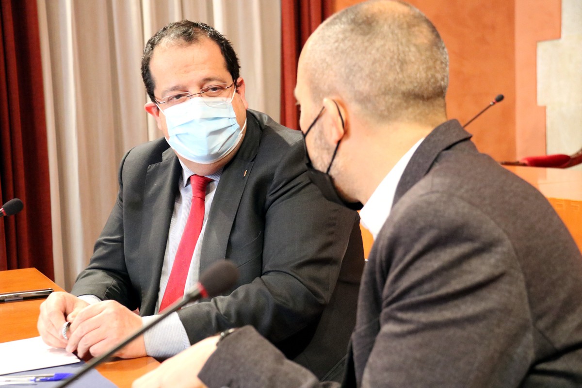 El conseller d'Interior, Joan Ignasi Elena, conversa amb l'alcalde de Manresa, Marc Aloy