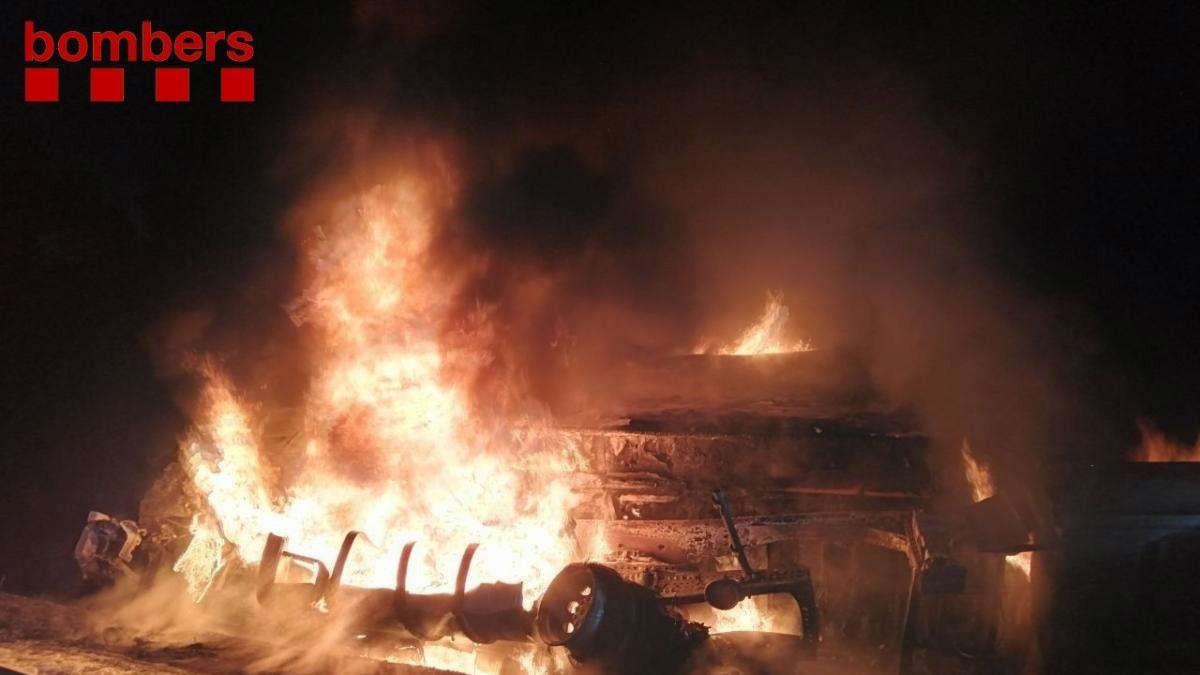 Imatge del camió cremat