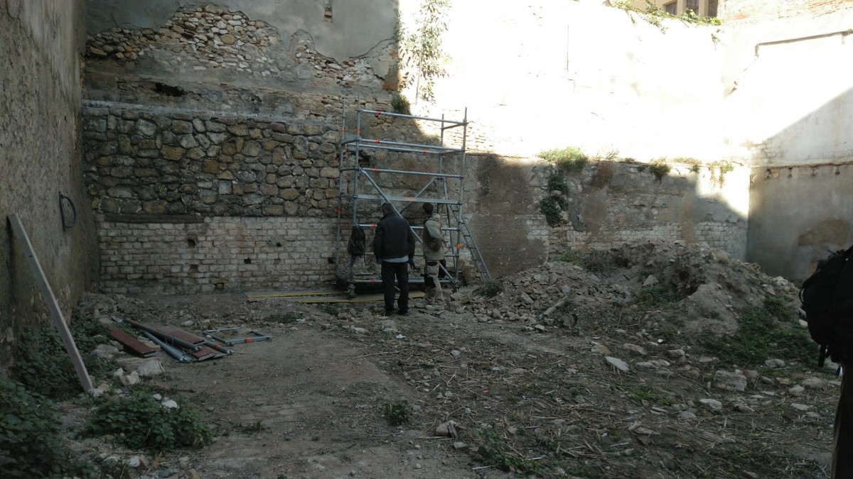 Els treballs al solar del carrer Sant Llorenç, en un mur romà.
