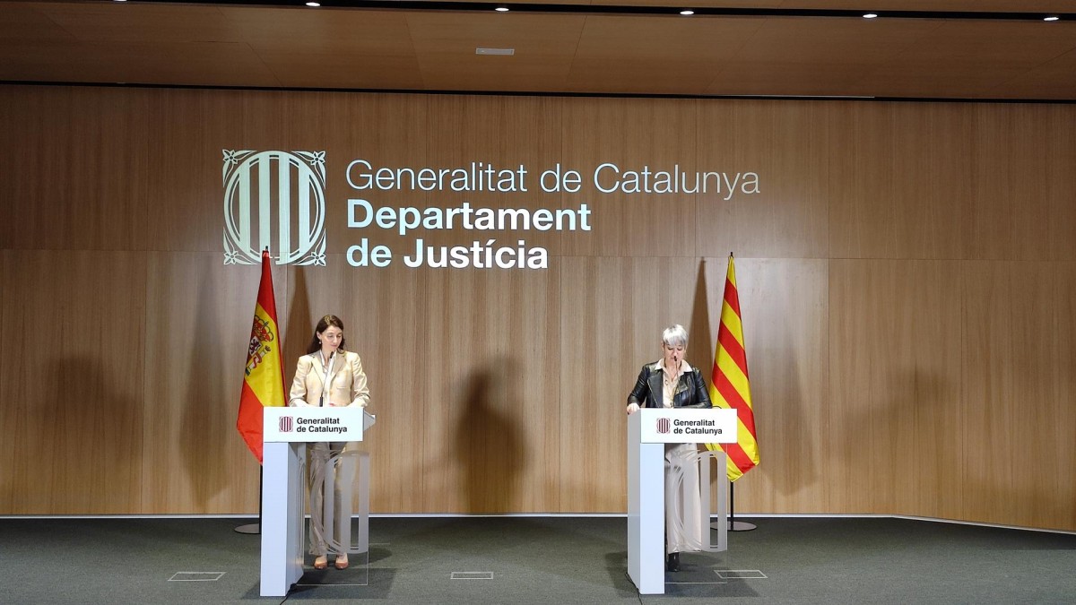 La ministra de Justícia, Pilar Llop, i la consellera de Justícia, Lourdes Ciuró, en roda de premsa