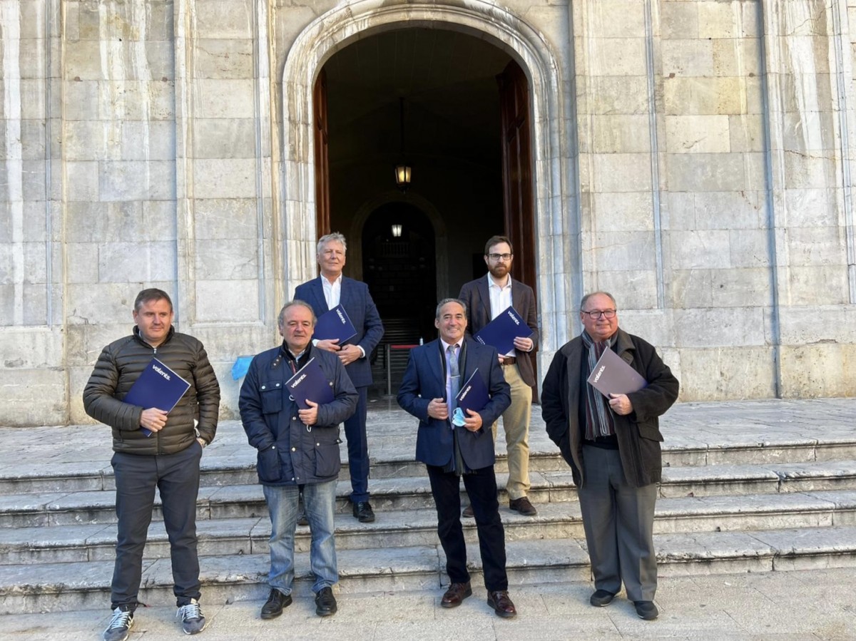 Els membres del nou partit, davant l'Ajuntament de Tarragona.