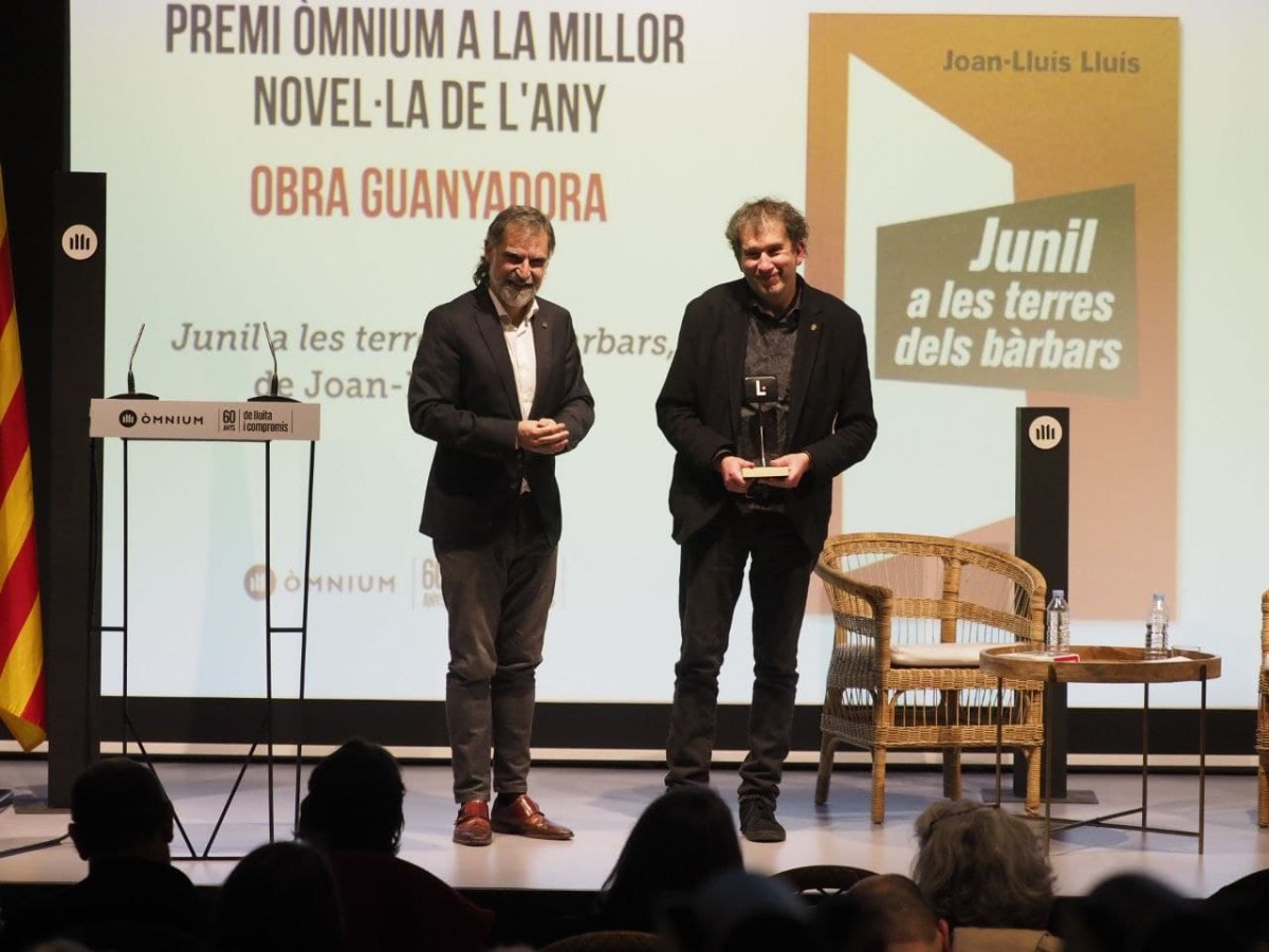 Joan-Lluís Lluís rep el premi del president d'Òmnium, Jordi Cuixart.