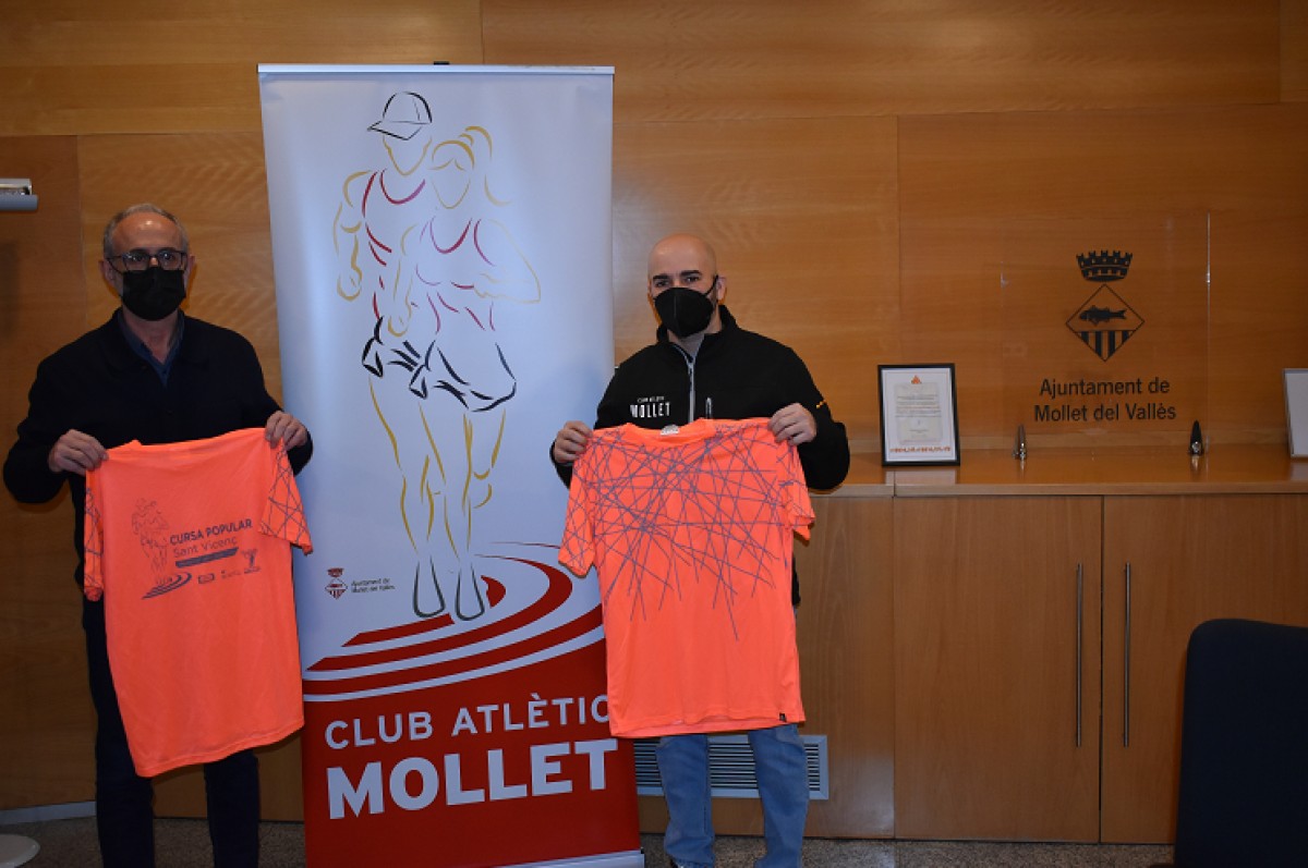 L'alcalde de Mollet, Josep Monràs, i el president del Club Atlètic Mollet, Marcos Venteo, durant la presentació.