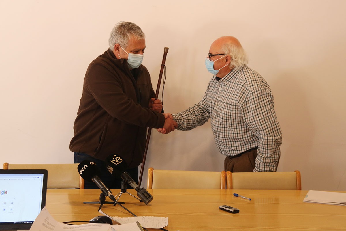 Joan Casadevall rep la vara d'alcalde de la mà de Carlos Fernández