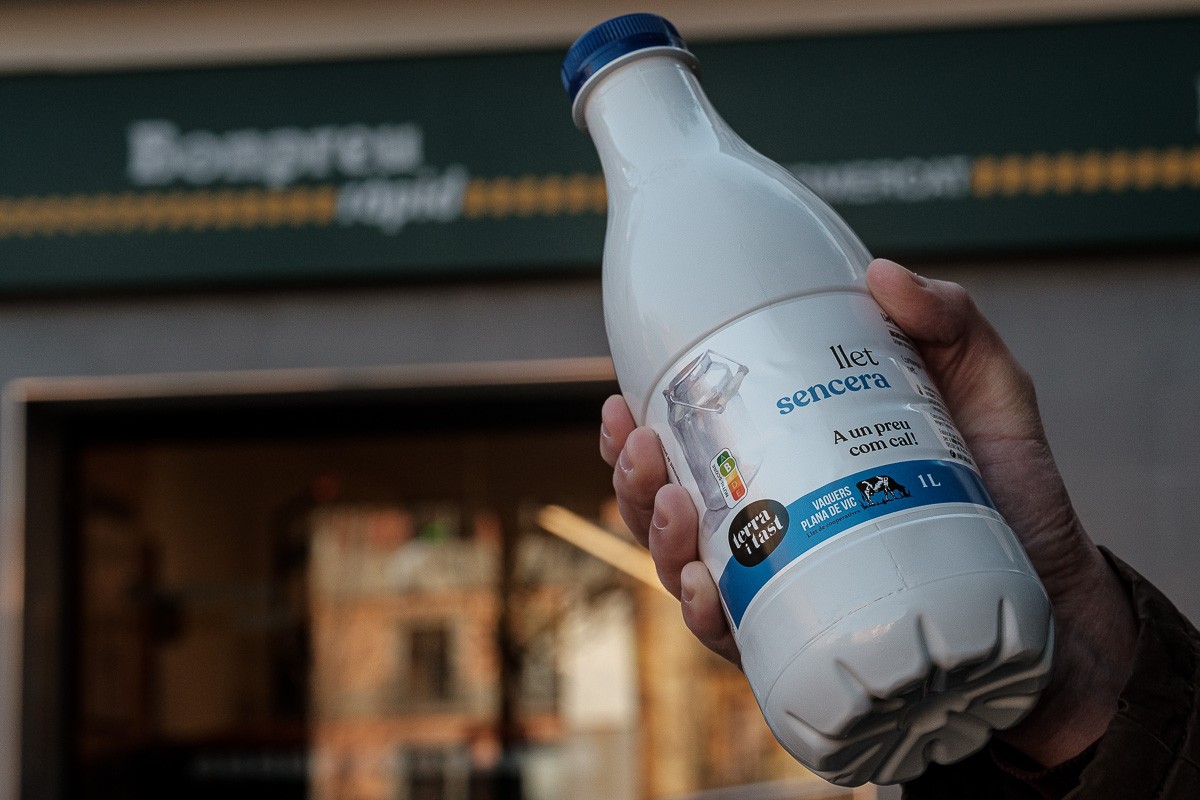 Una de les ampolles de llet dels Vaquers Plana de Vic que distribueix Bon Preu.