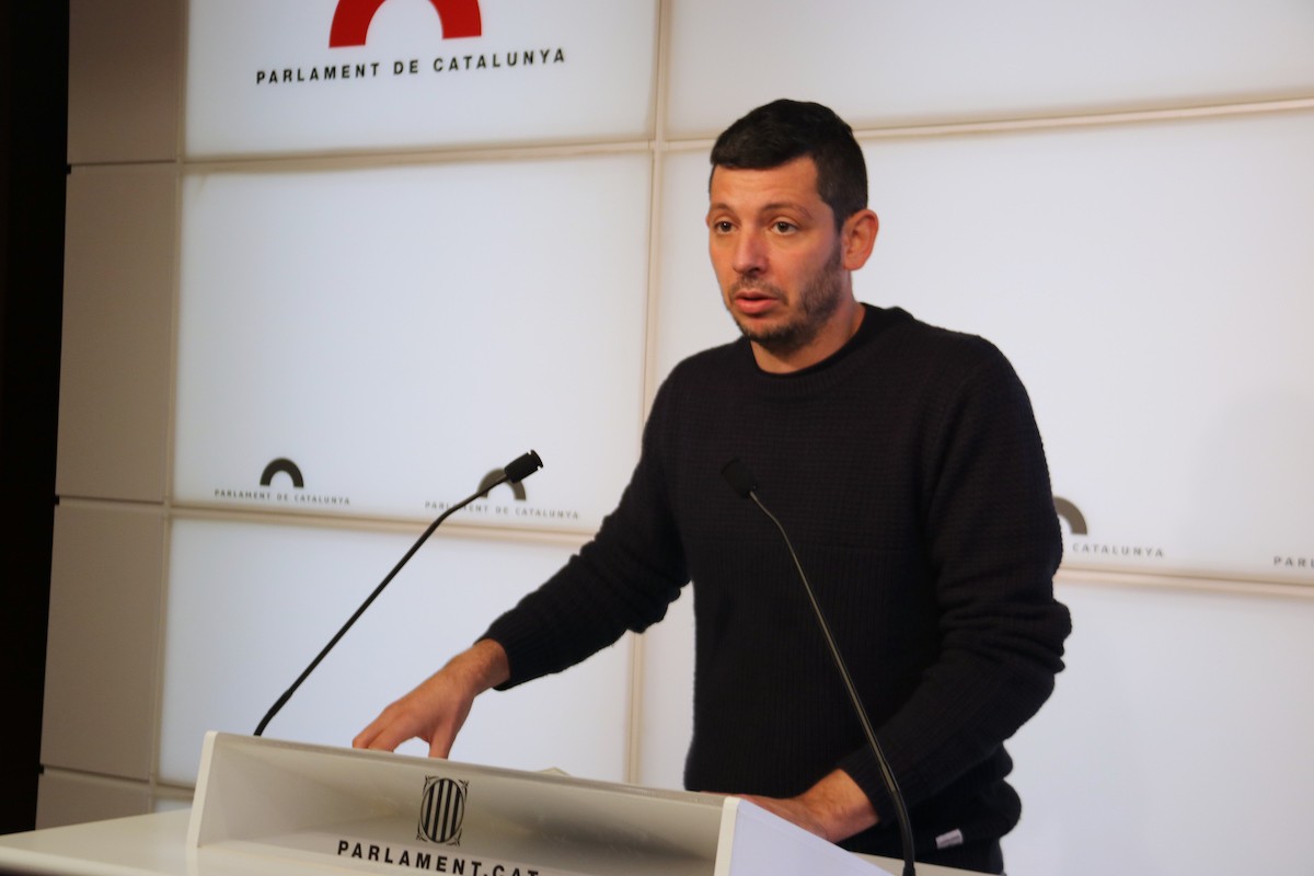 El diputat de la CUP-NCG, Xavier Pellicer, durant una roda de premsa al Parlament