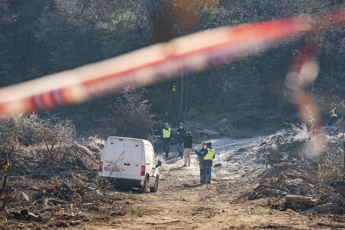 Els Mossos investiguen sobre el terreny, on es va trobar el cadàver d'un home, en una zona boscosa de la Baronia de Rialb 