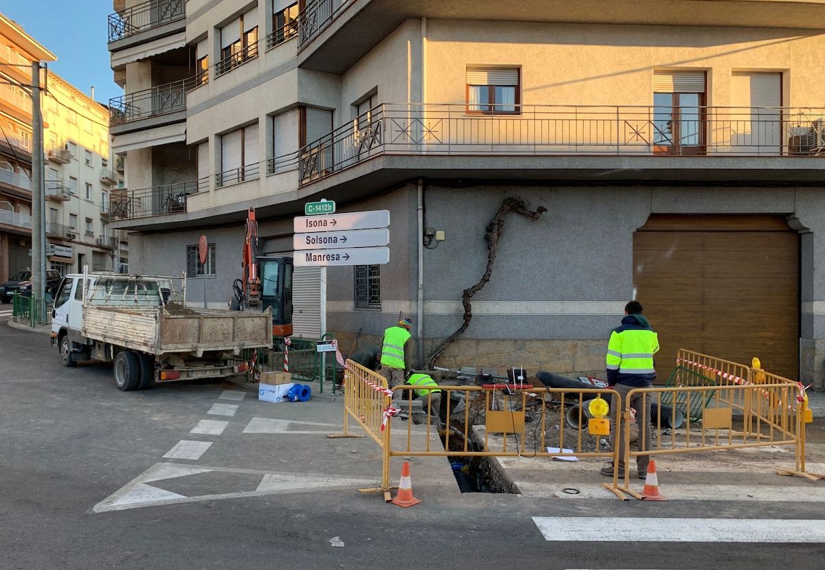 Uns operaris reparant una avaria en una canonada de la plaça Països Catalans