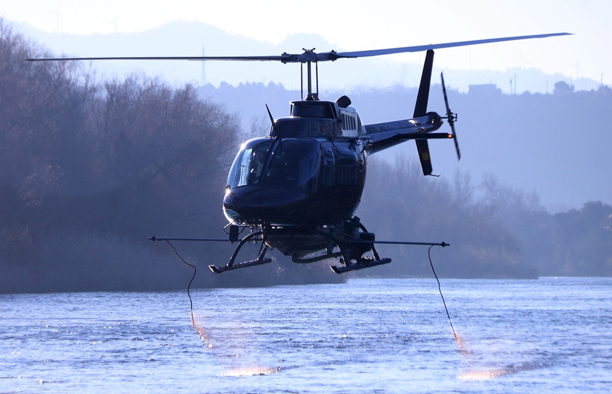 L'helicòpter del COPATE buidant la càrrega de larvicida contra la mosca negra al riu Ebre