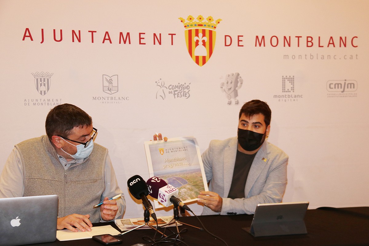 Els portaveus dels grups municipals de Junts i d'ERC a Montblanc, Marc Vinya i Oriol Pallissó, mostrant una portada d'un mitjà comarcal.