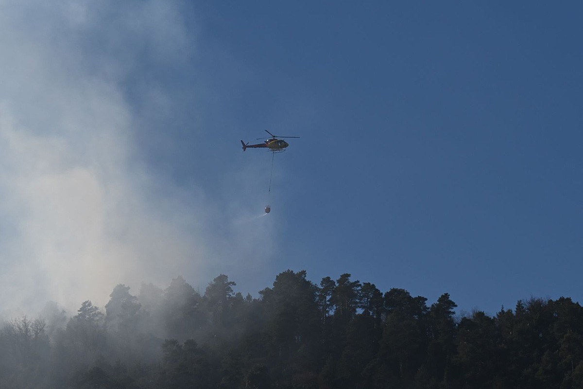L'helicòpter bombarder apagant el foc al Lluçanès, aquest gener.