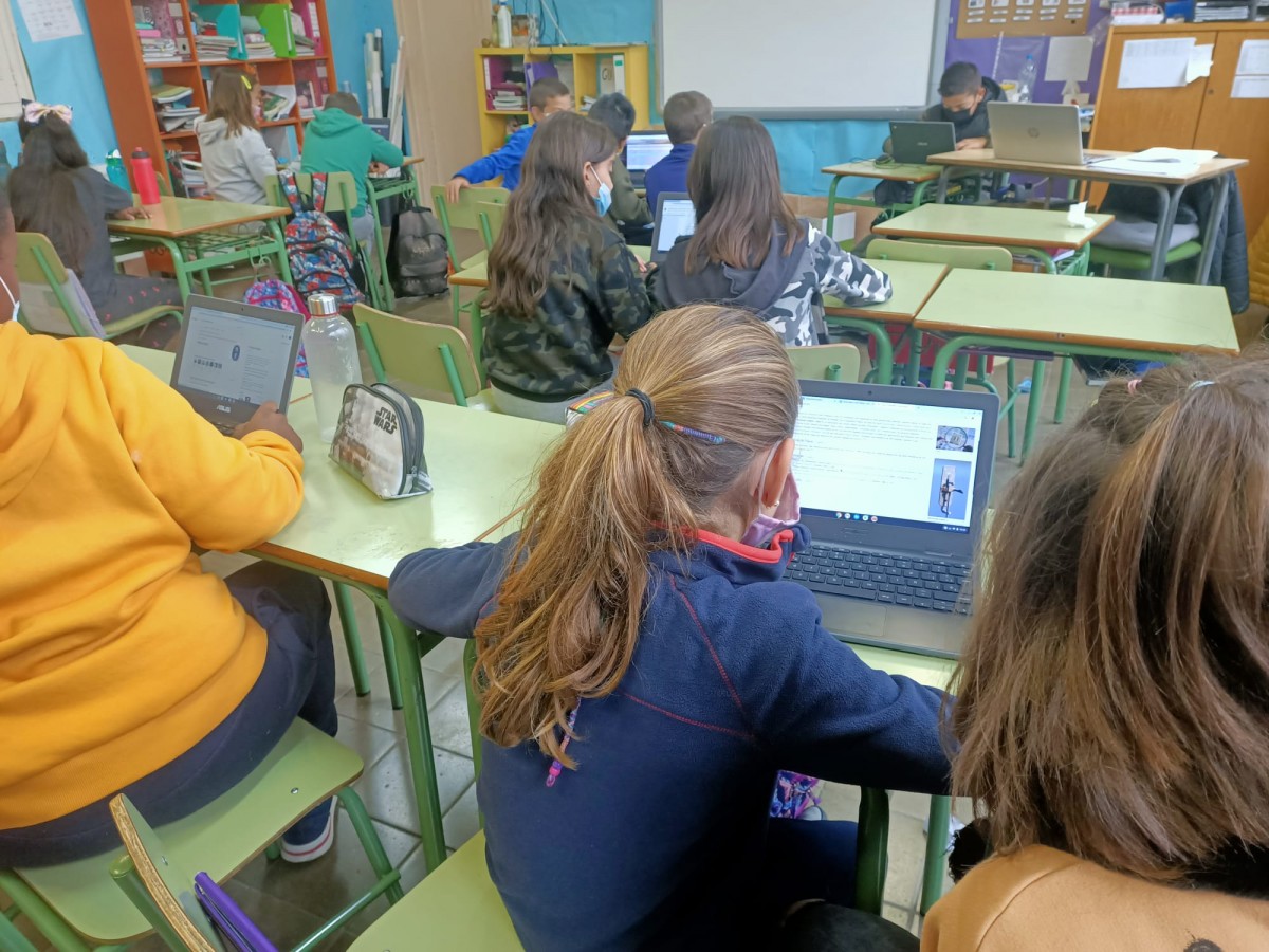 Alumnes de Puig-reig amb ordinadors a l'aula