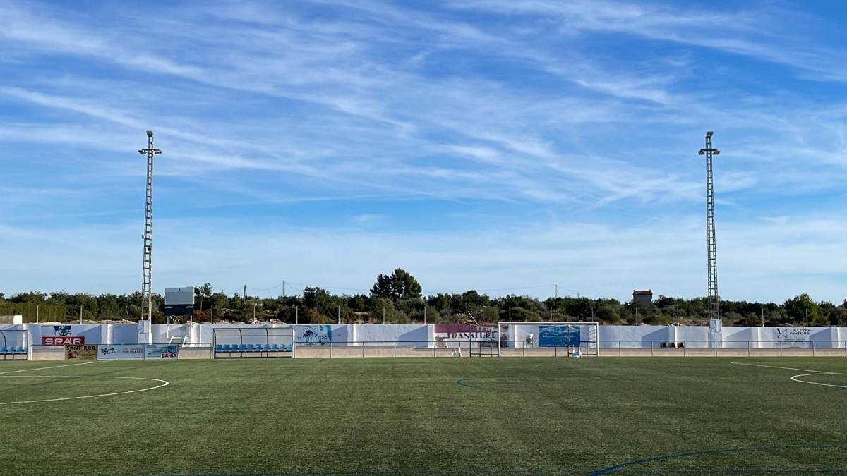 Nou enllumenat al camp de futbol municipal de L'Ampolla 