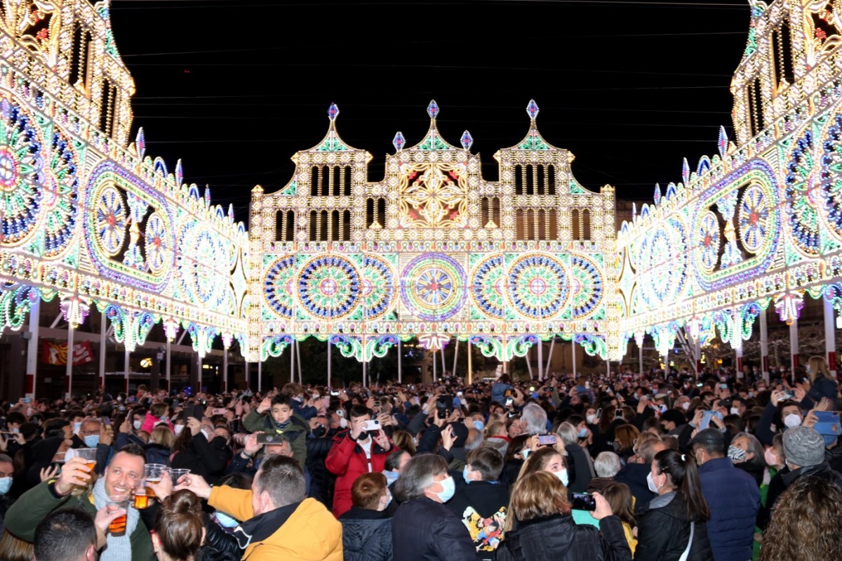 Encesa de les lluminàries de les Festes Decennals de Valls amb multitud de gent a la plaça del Pati