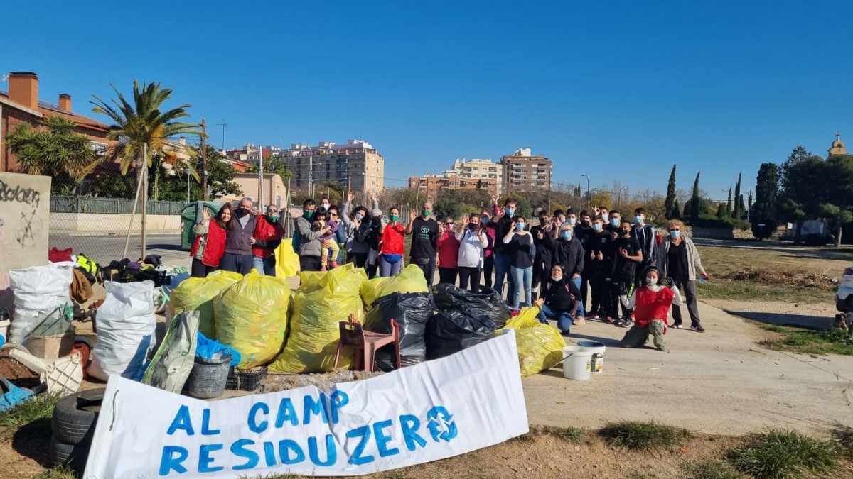 Uns 40 voluntaris recullen residus prop del Santuari de Misericòrdia, de Reus