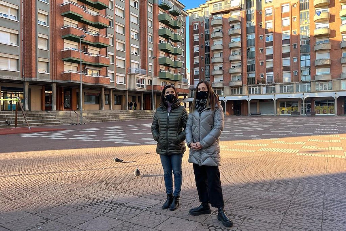 Les regidores Elisabet Franquesa i Fabiana Palmero a la plaça d’Osona.
