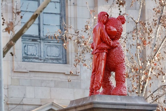 Què hi fa una misteriosa escultura contra l'esclavisme en una plaça de Barcelona?