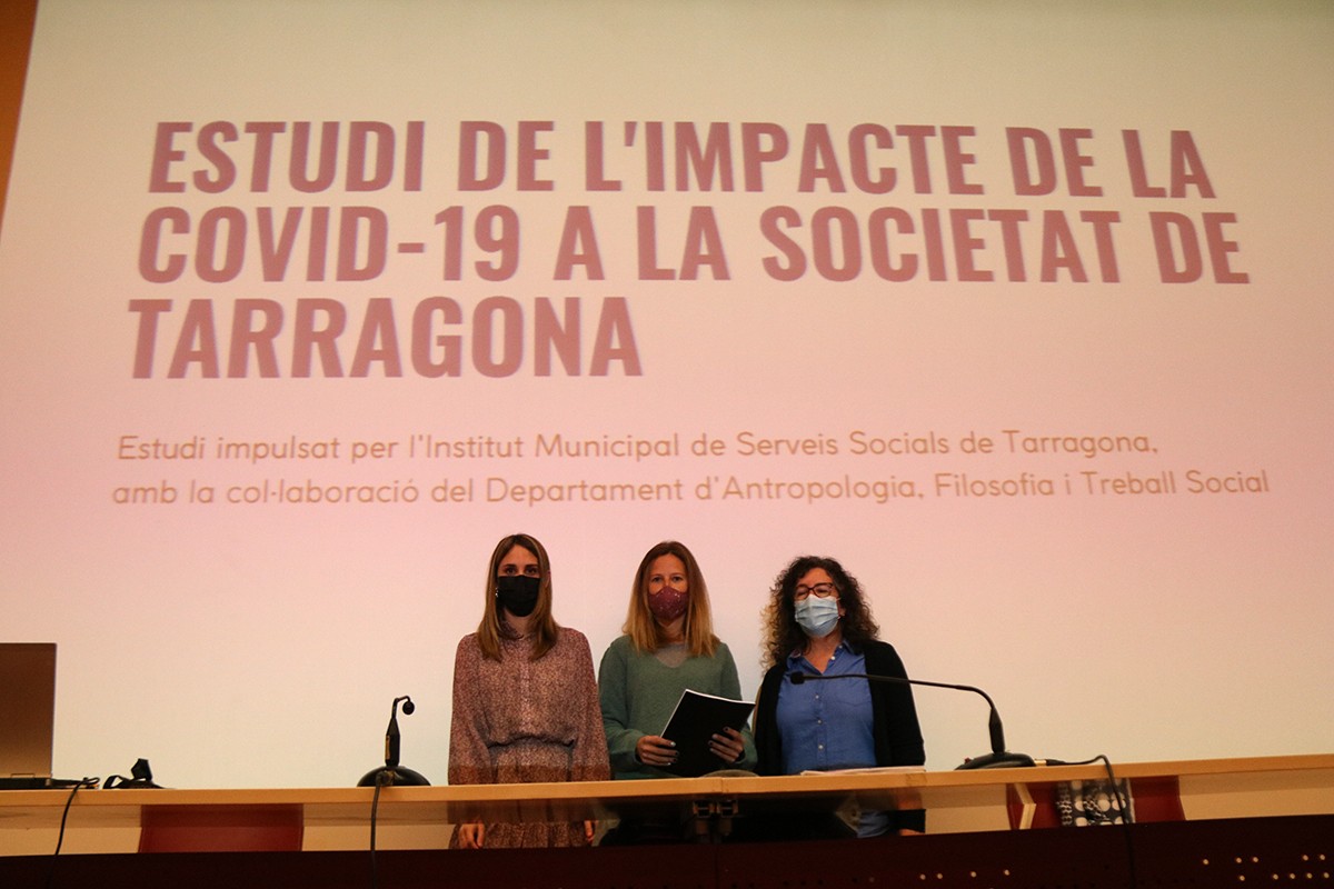 La consellera de Serveis Socials de Tarragona, Inés Solé, la tècnica del Pla Local d'Inclusió i Cohesió Social, Jéssica Cantos; i la coordinadora tècnica IMSST, Neus Gimeno.