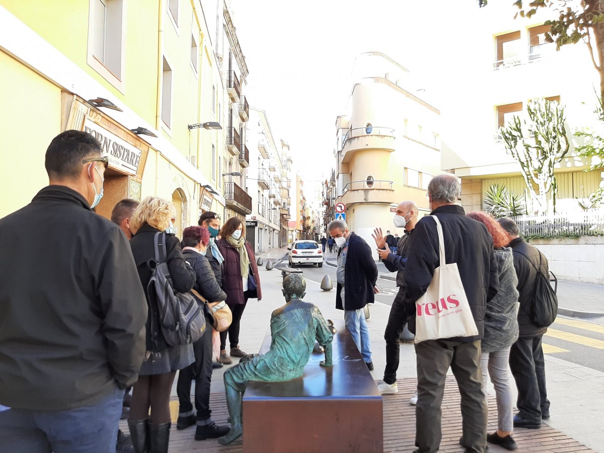 Visitants, al carrer de l'Amargura, amb l'estàtua del nen Gaudí