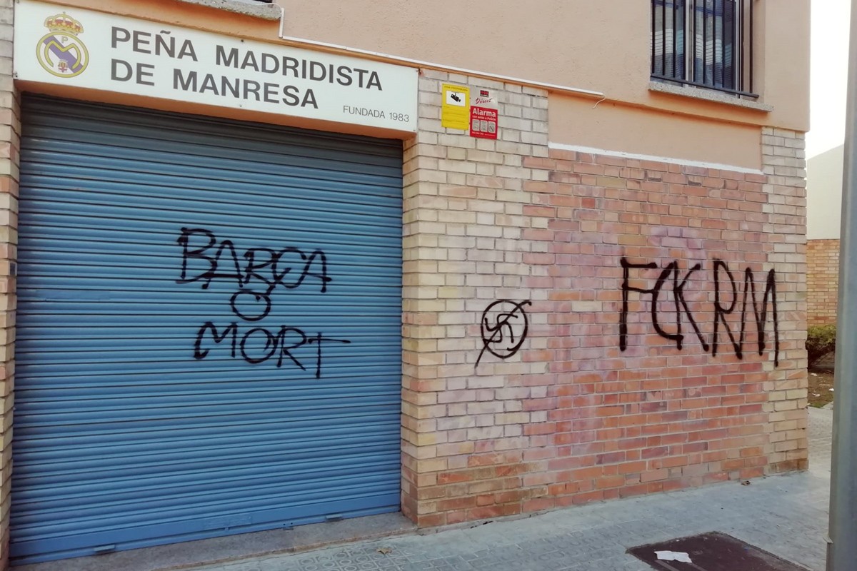 Local de la Penya Madridista de Manresa amb les pintades