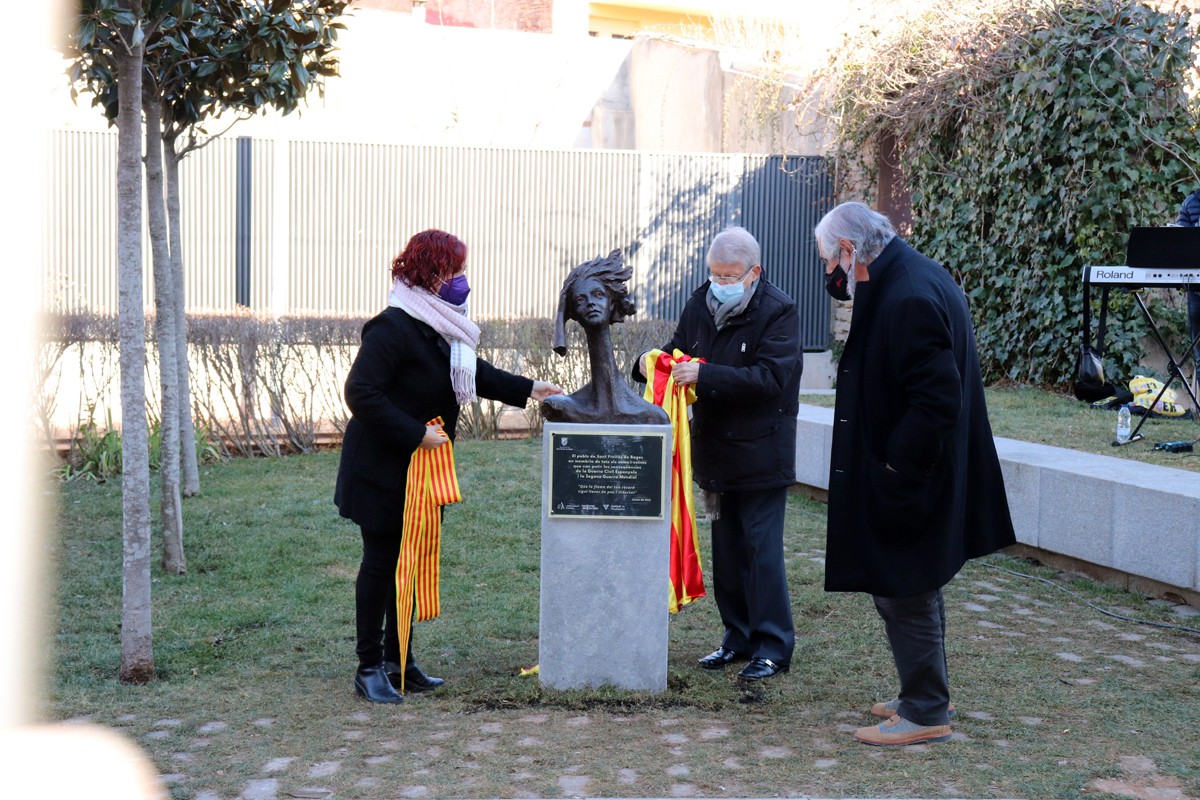 Moment en què s'ha descobert l'escultura de Neus Serra a l'Espai de la memòria de Sant Fruitós