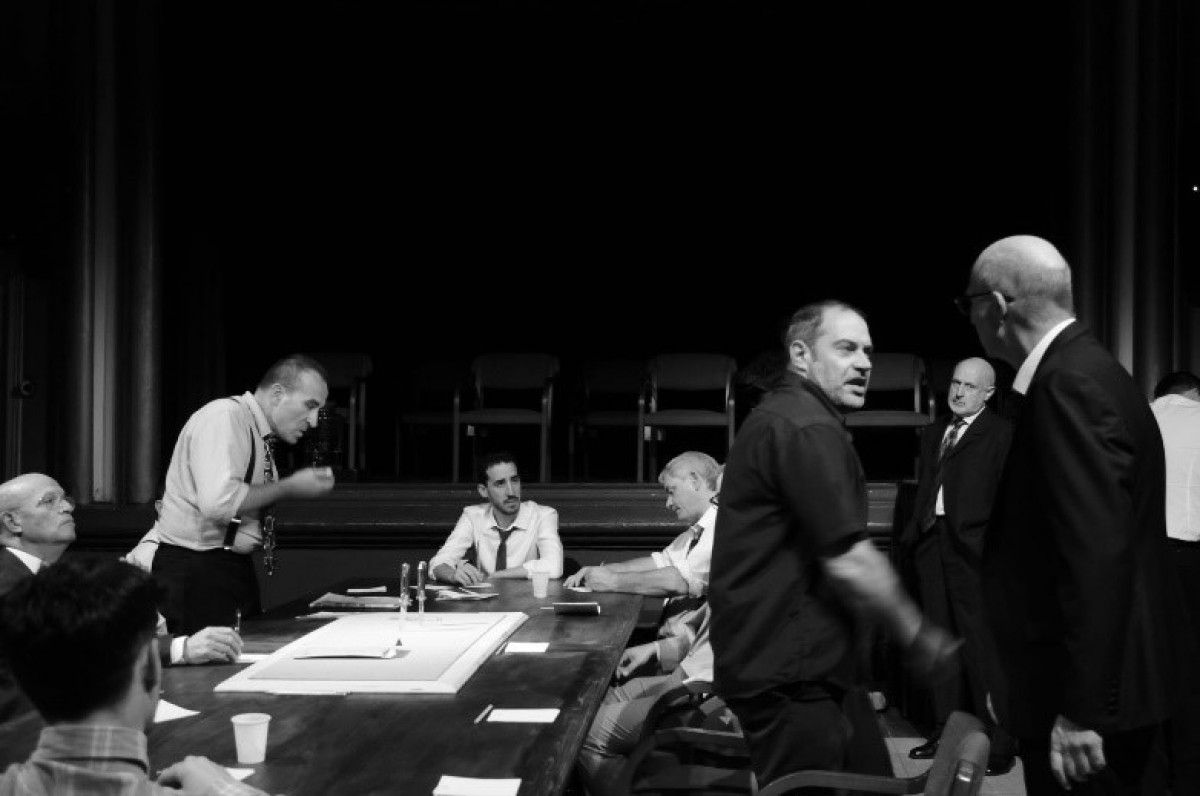La taula i els actors de «12 homes sense pietat», que es reestrena el 12 de febrer al Teatre Principal.
