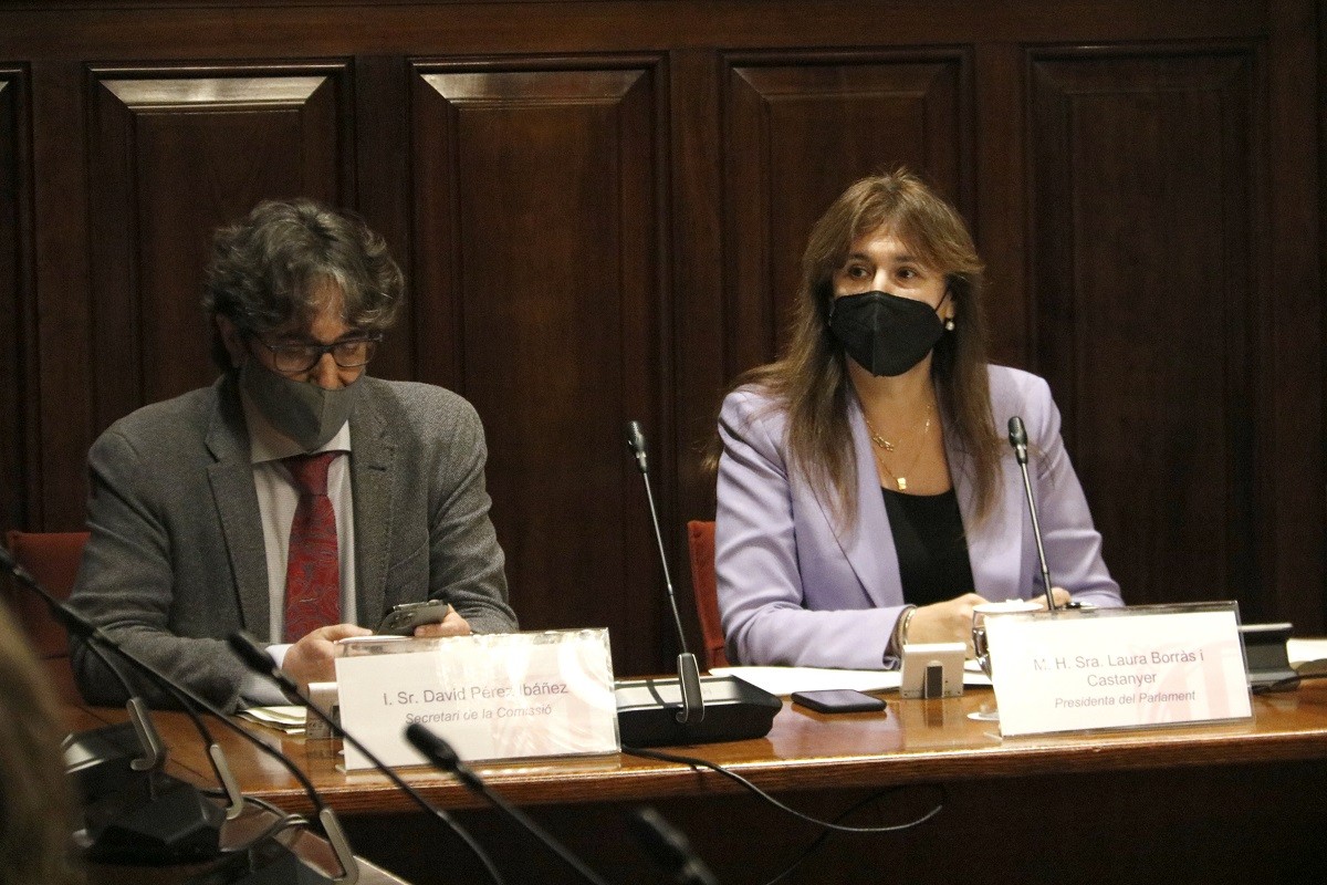 La presidenta del Parlament, Laura Borràs, amb el diputat del PSC David Pérez