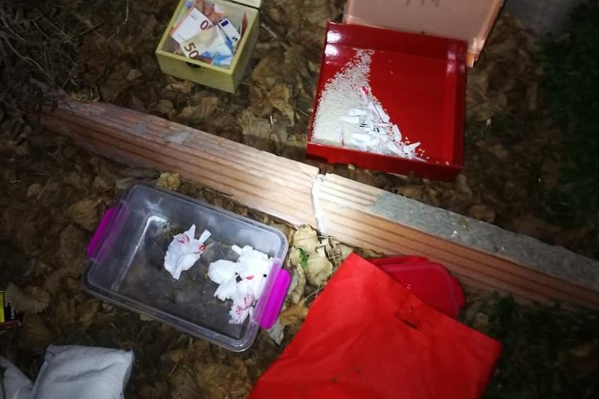 Cocaïna, diners i estris trobats en el jardí de la casa